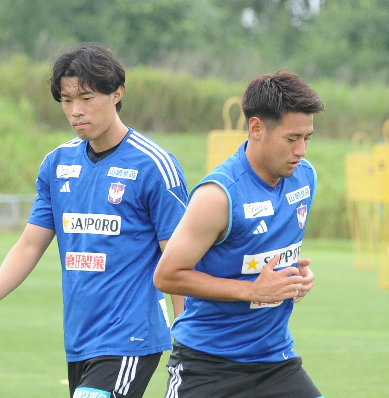 C大阪戦前日練習でウオーミングアップする松田（右）（撮影・小林忠）