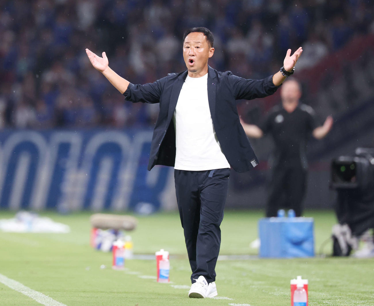 町田対横浜　後半、抗議する町田黒田監督（撮影・宮地輝）