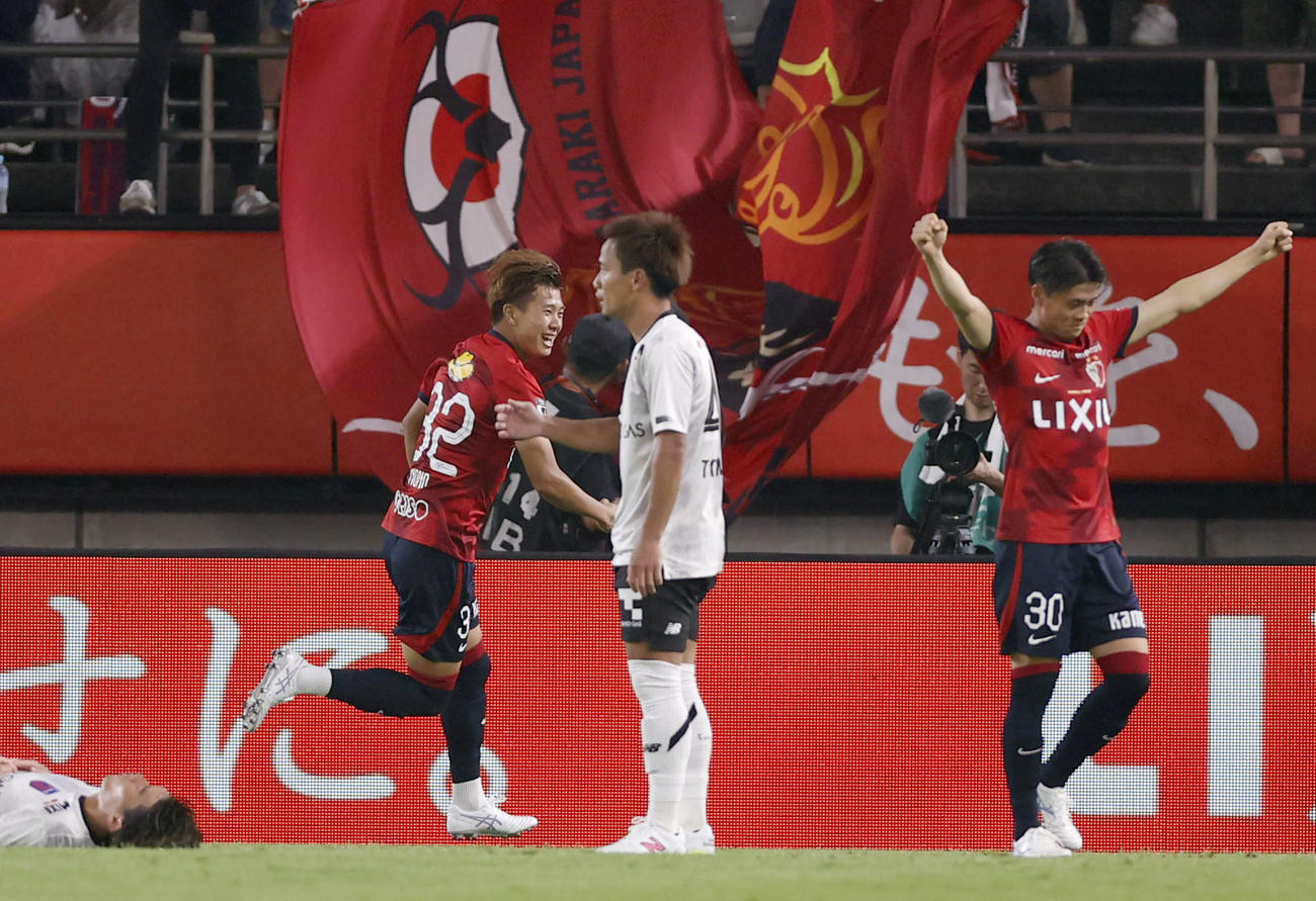 後半、チーム2点目のゴールを決め、駆け出す鹿島濃野（左）（共同）