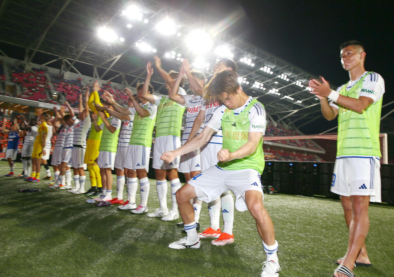C大阪対新潟　C大阪に快勝しサポーターと喜びに沸く新潟の選手ら（撮影・上山淳一）