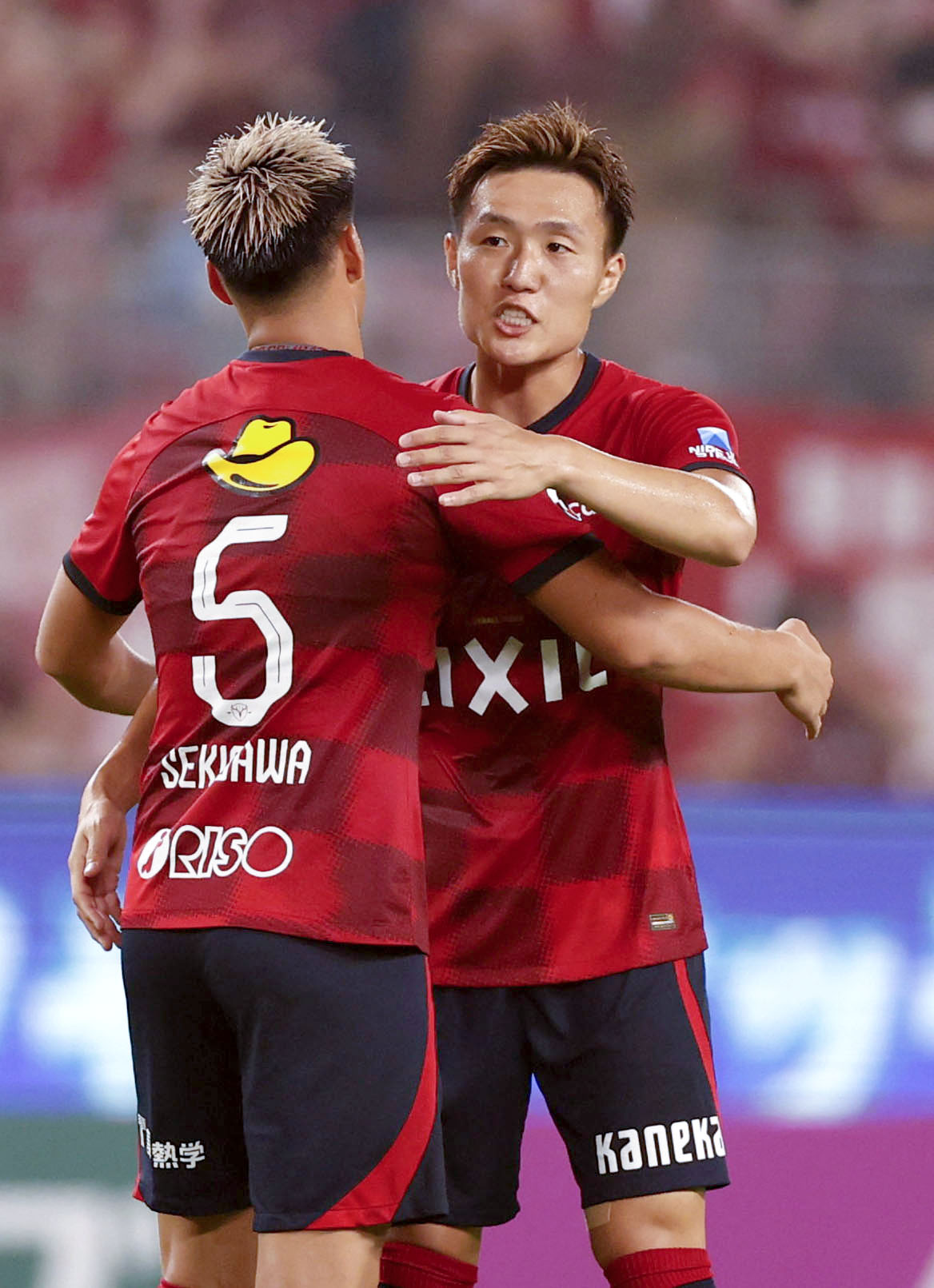 FC東京に競り勝ち、喜ぶ鹿島・三竿（右）(共同)