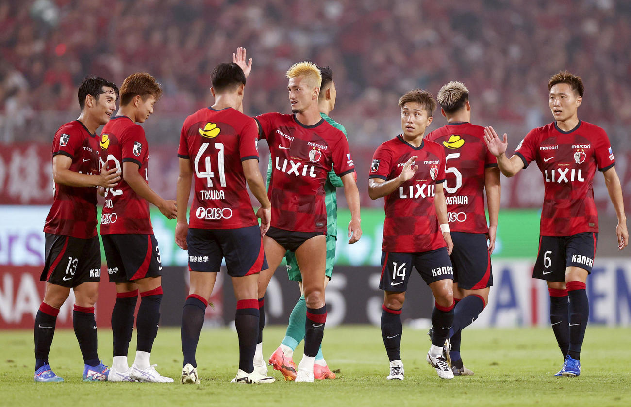 FC東京に競り勝ち、タッチを交わす鈴木（中央）ら鹿島イレブン(共同)