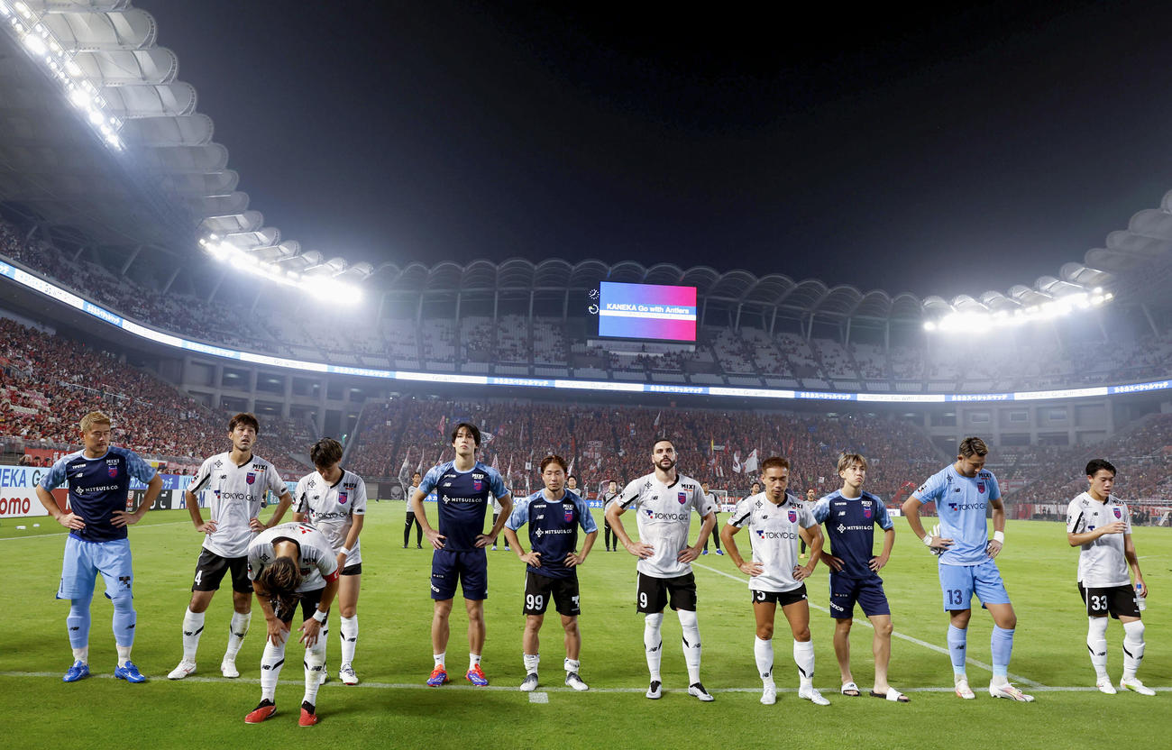 鹿島に敗れたFC東京イレブン(共同)