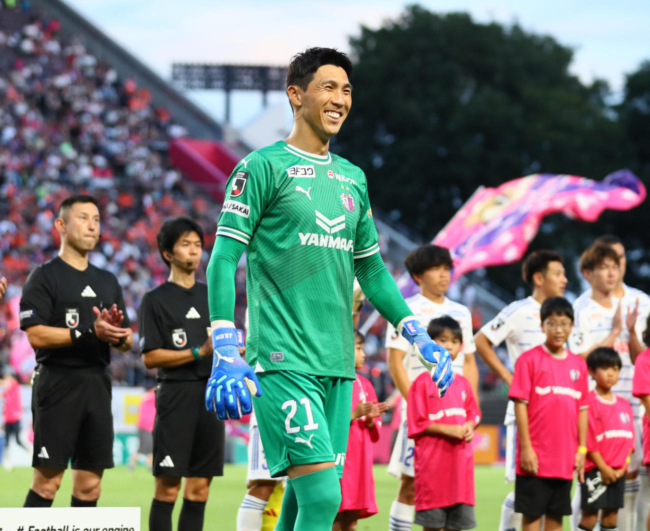 J1リーグ通算400試合達成したC大阪のキム・ジンヒョンは祝福を受け笑顔を見せる（撮影・上山淳一）