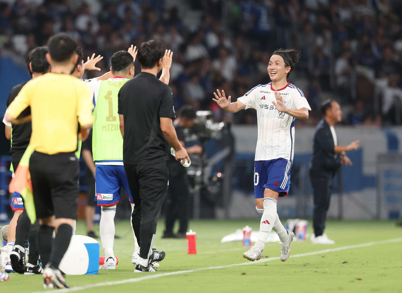 町田対横浜　前半、ゴールを決めた横浜天野はチームメートと喜ぶ（撮影・宮地輝）
