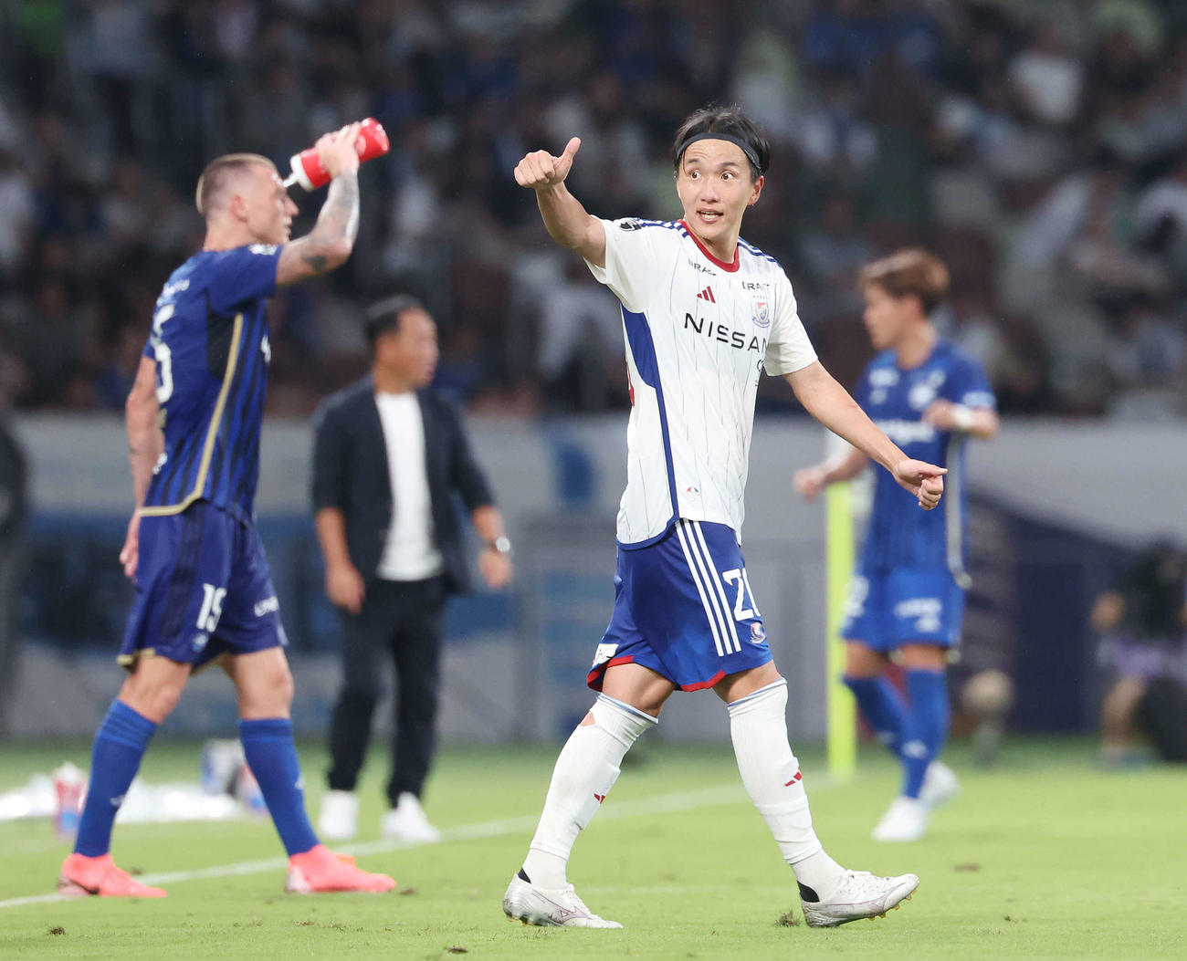 町田対横浜　前半、ゴールを決めた横浜天野はサムズアップする（撮影・宮地輝）