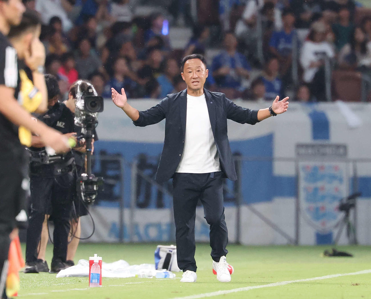 町田対横浜　前半、判定に抗議する町田黒田監督（撮影・宮地輝）