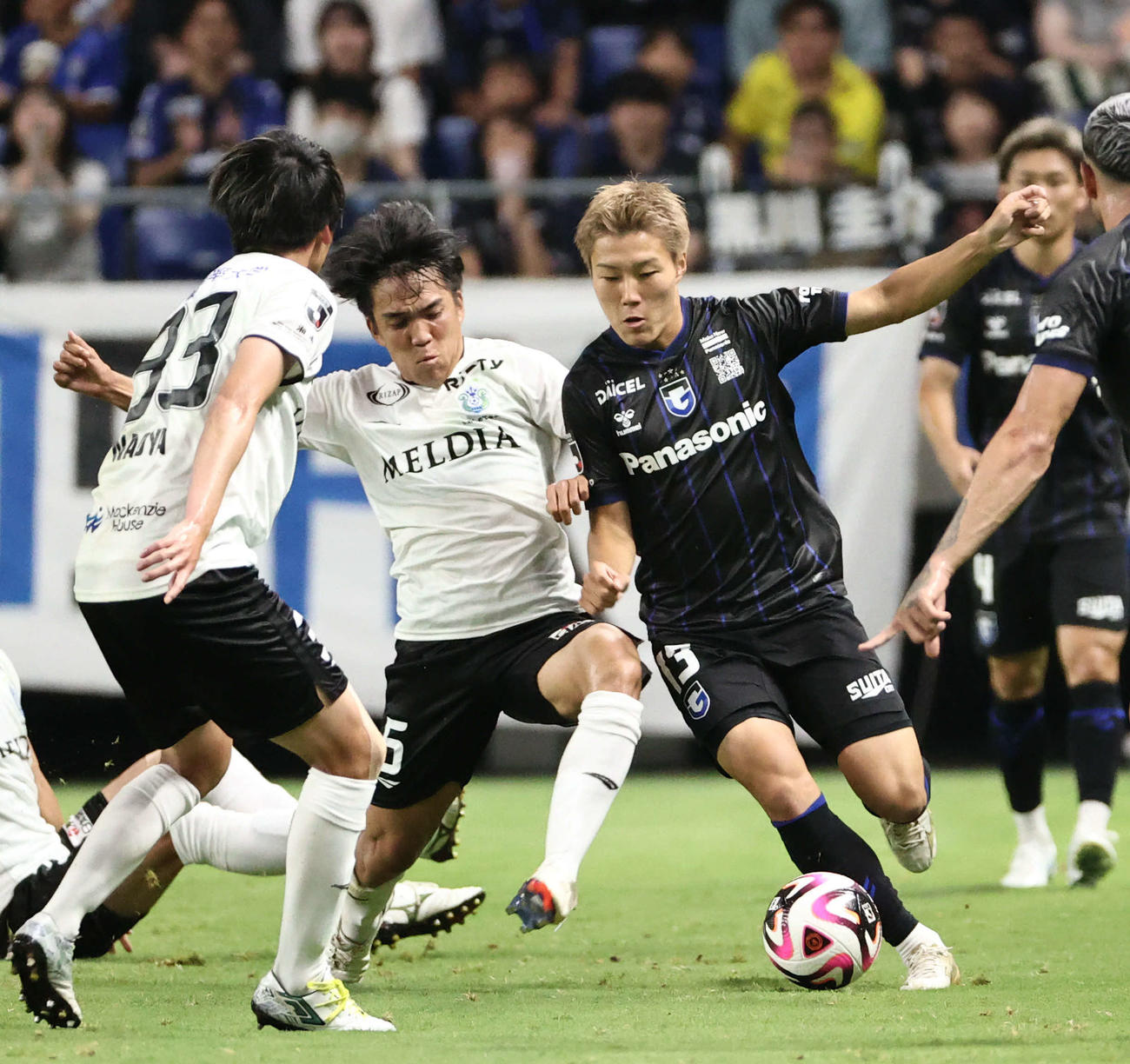 G大阪対湘南　後半、G大阪坂本（右）は湘南田中のマークを受けながらドリブル（撮影・西尾就之）