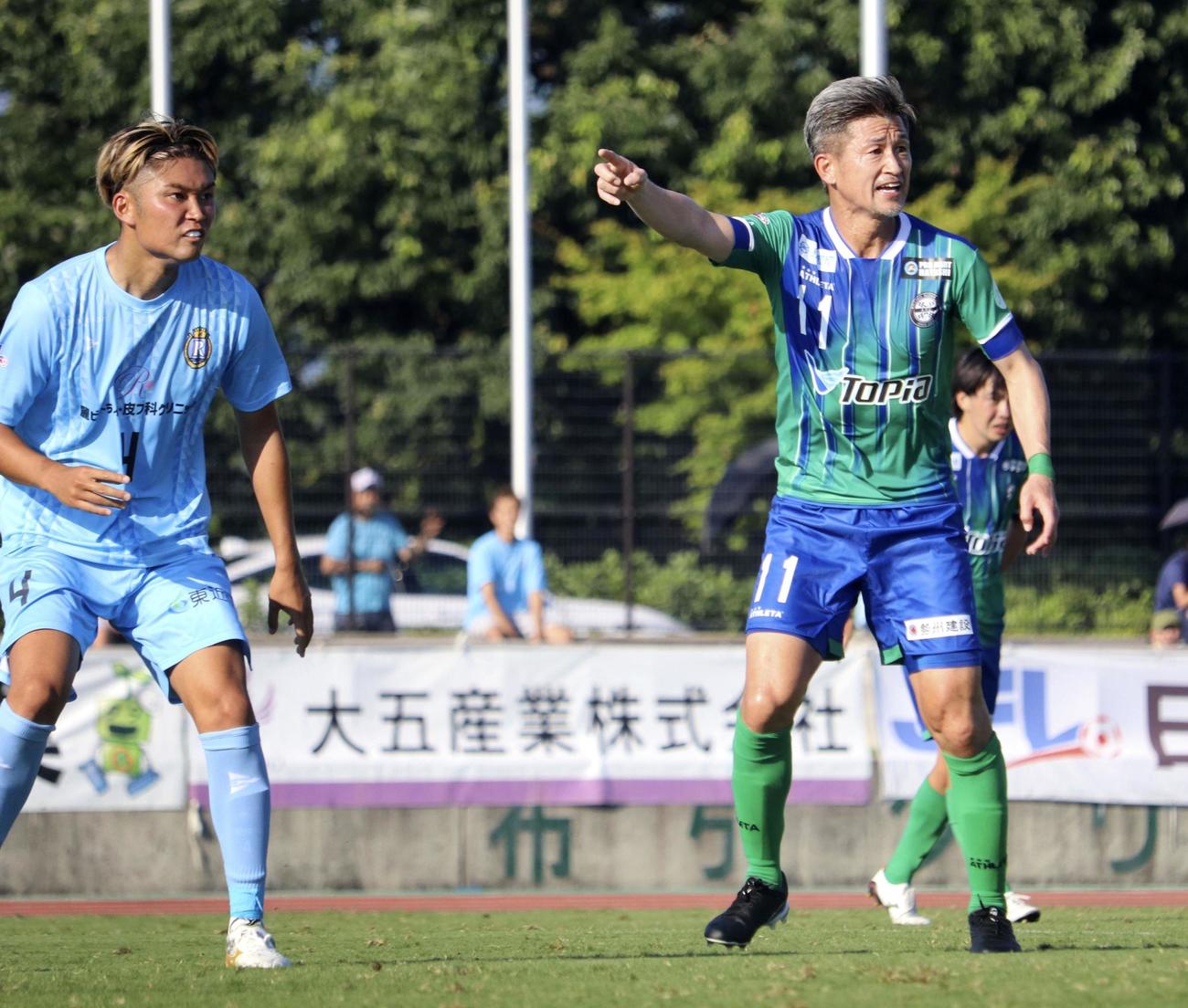 JFLの滋賀戦で味方に指示を出す鈴鹿・三浦（右）（共同）