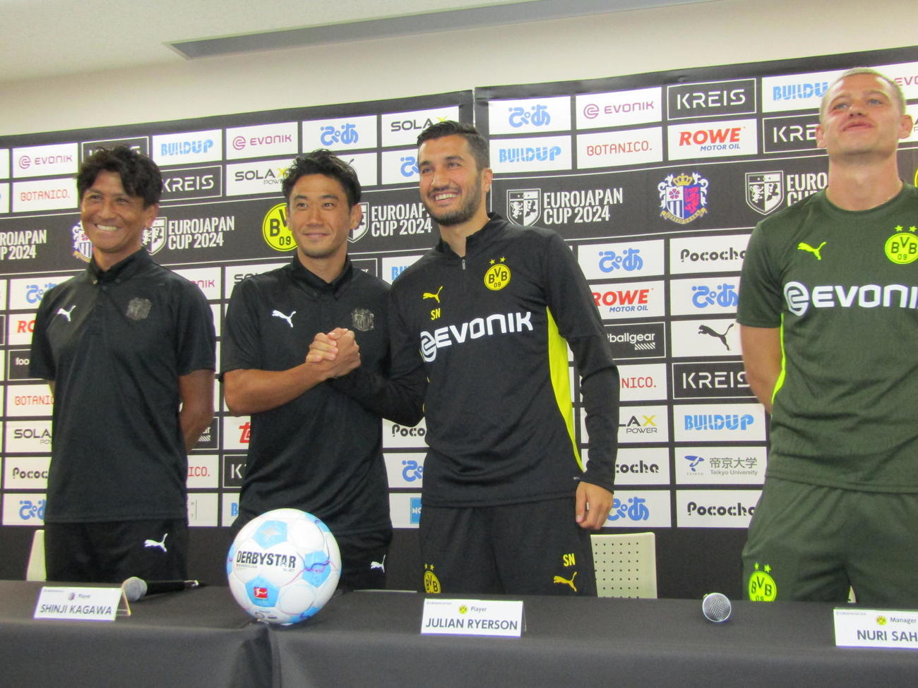 親善試合の前日会見に参加した左から、C大阪小菊昭雄監督、香川真司、ドルトムントのシャヒン監督、DFリエルソン
