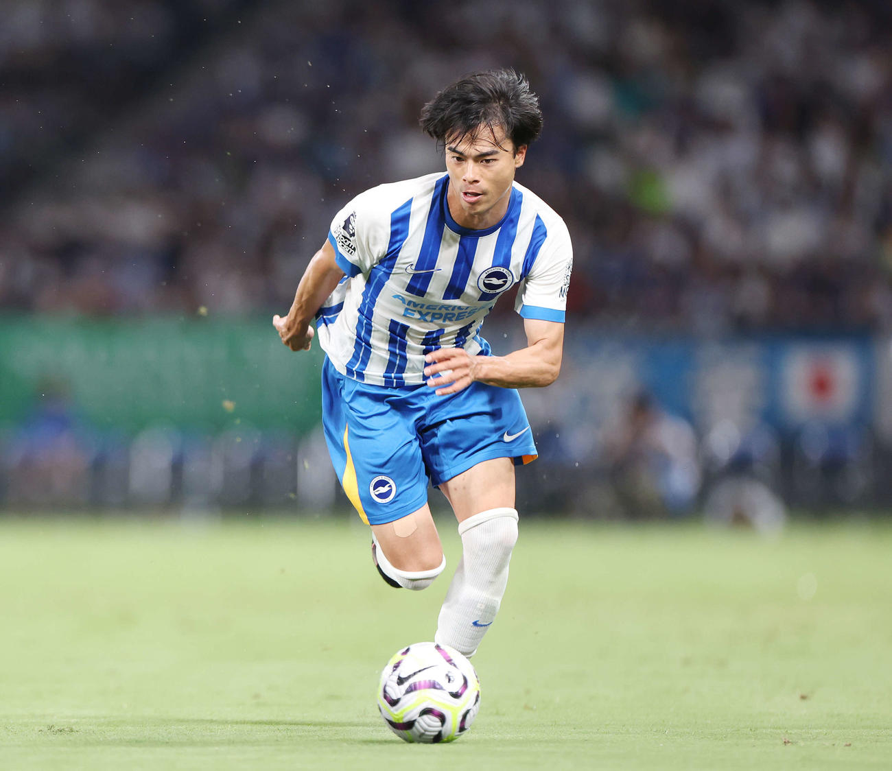 鹿島対ブライトン　前半、ドリブルするブライトン三笘（撮影・宮地輝）