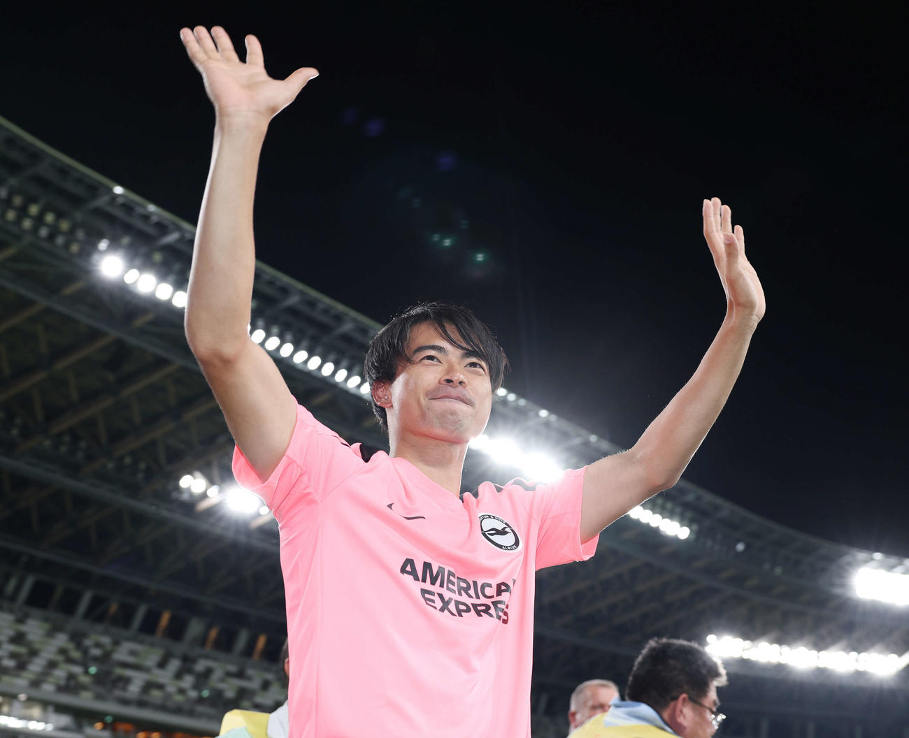 鹿島対ブライトン　試合後、笑顔で手を振るブライトン三笘（撮影・宮地輝）