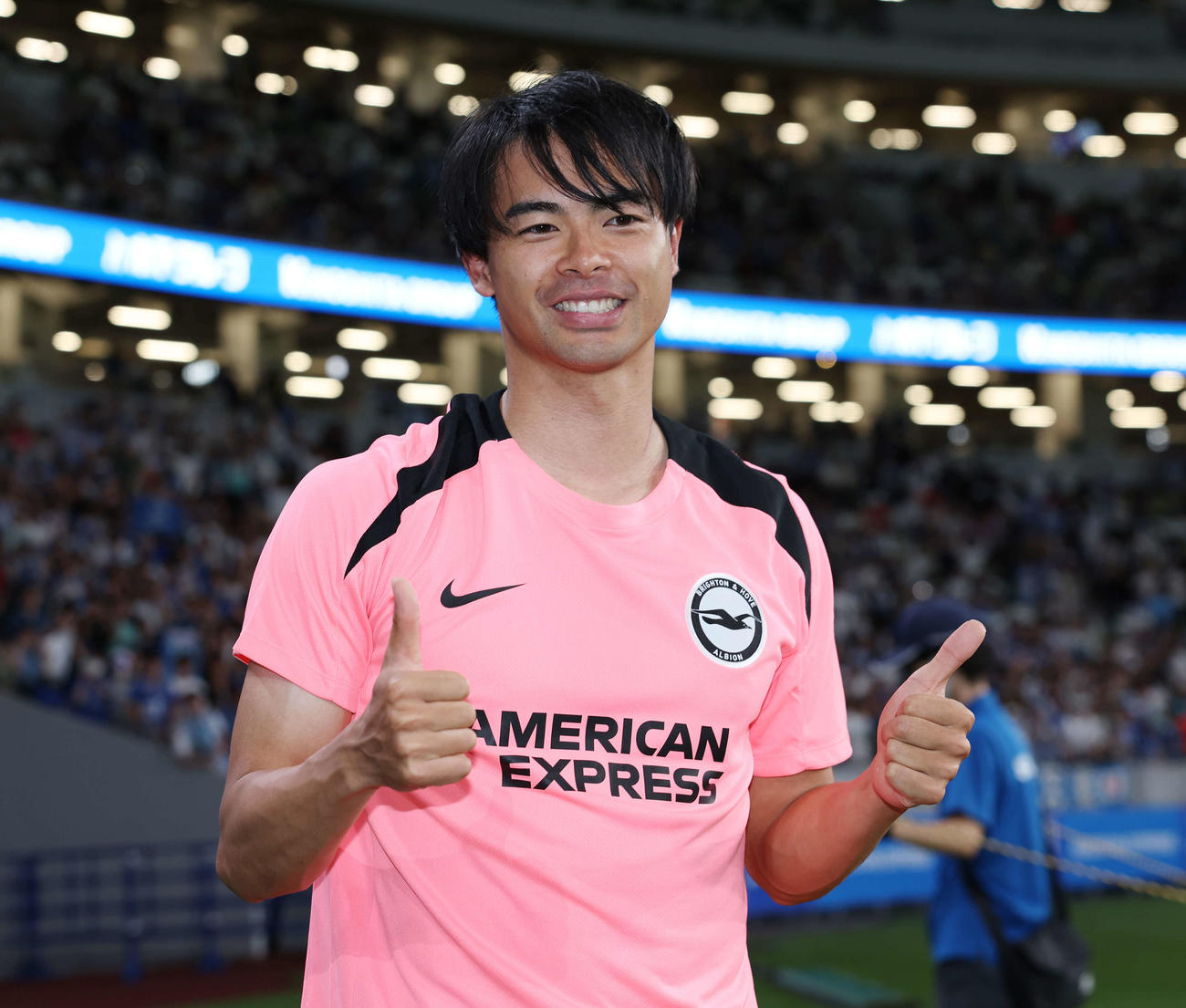 鹿島対ブライトン　試合後、笑顔でサムズアップするブライトン三笘（撮影・宮地輝）