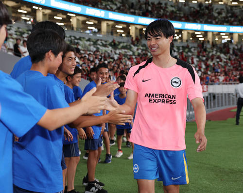 鹿島対ブライトン　試合後、子どもたちと笑顔でタッチを交わすブライトン三笘（撮影・宮地輝）