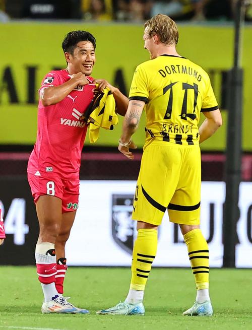 C大阪対ドルトムント　試合を終えたC大阪香川真司（左）はユリアン・ブラントとユニホームを交換する（撮影・上田博志）