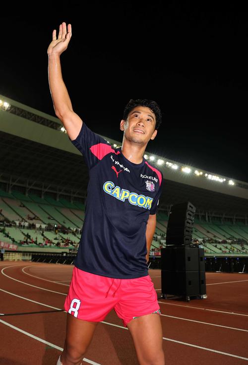 C大阪対ドルトムント　サポーターにあいさつをするC大阪香川（撮影・上田博志）