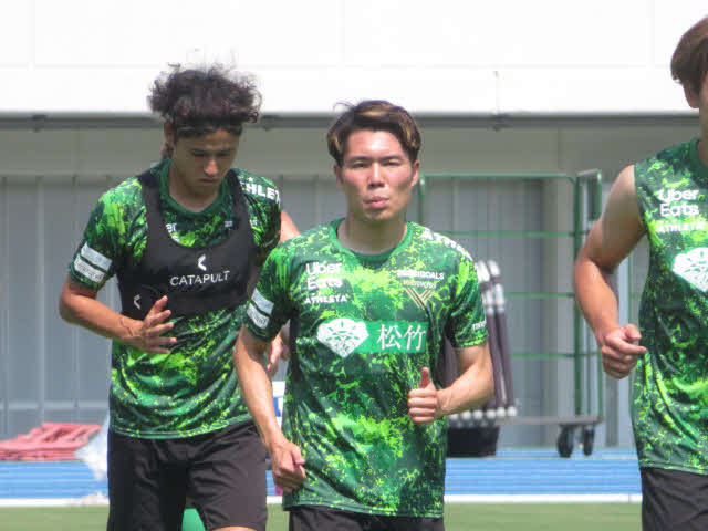 ランニングする東京V松村優太（中央）