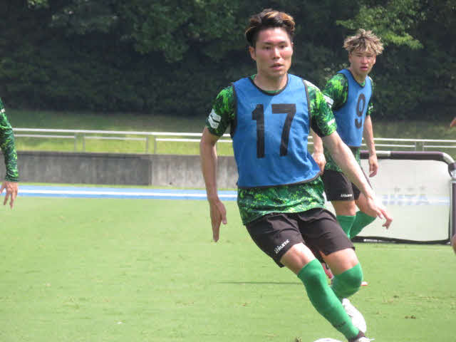 ボールを追う東京V松村優太