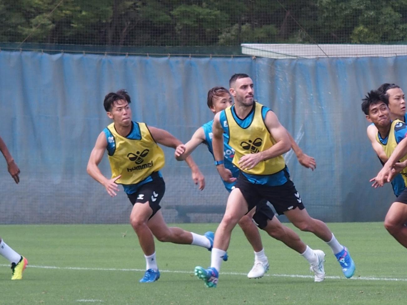 Rソシエダード戦前日練習でボールを追うガンバ大阪DF今野息吹（左）