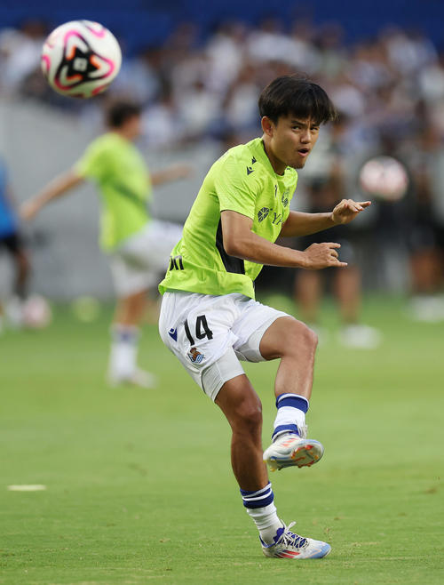 レアル・ソシエダード対G大阪　試合前、ウオーミングアップを行うレアル・ソシエダード久保（撮影・前田充）