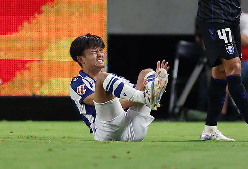 レアル・ソシエダード対G大阪　前半、ファウルを受け痛がるレアル・ソシエダード久保（撮影・前田充）