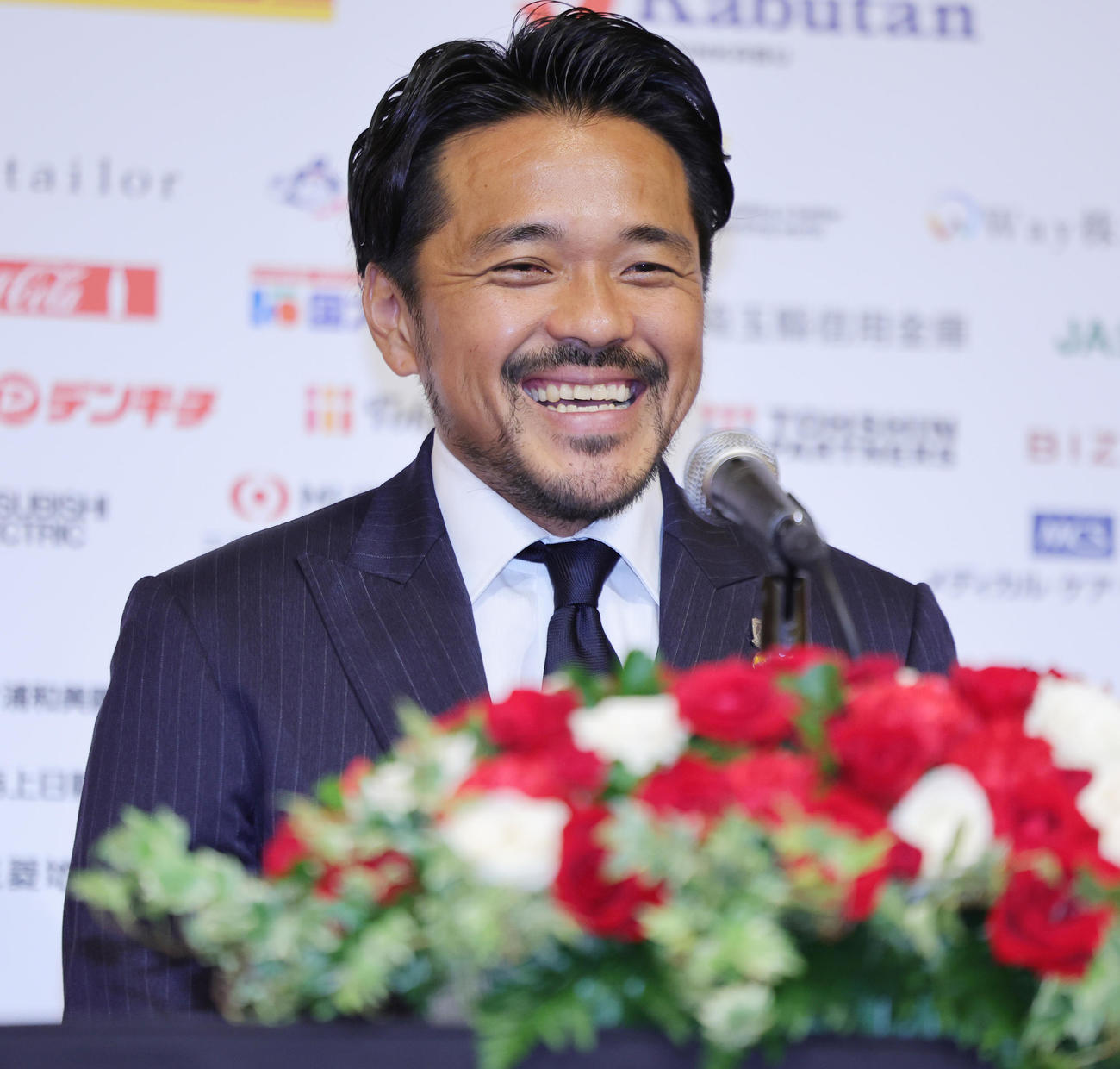 引退発表会見で体脂肪に関する質問に苦笑いする浦和興梠（撮影・野上伸悟）