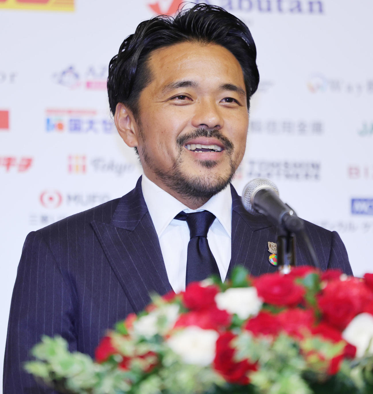 引退発表会見で笑顔を見せる浦和興梠（撮影・野上伸悟）