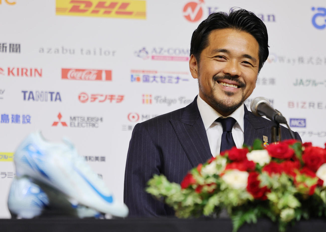 引退発表会見で笑顔を見せる浦和興梠（撮影・野上伸悟）
