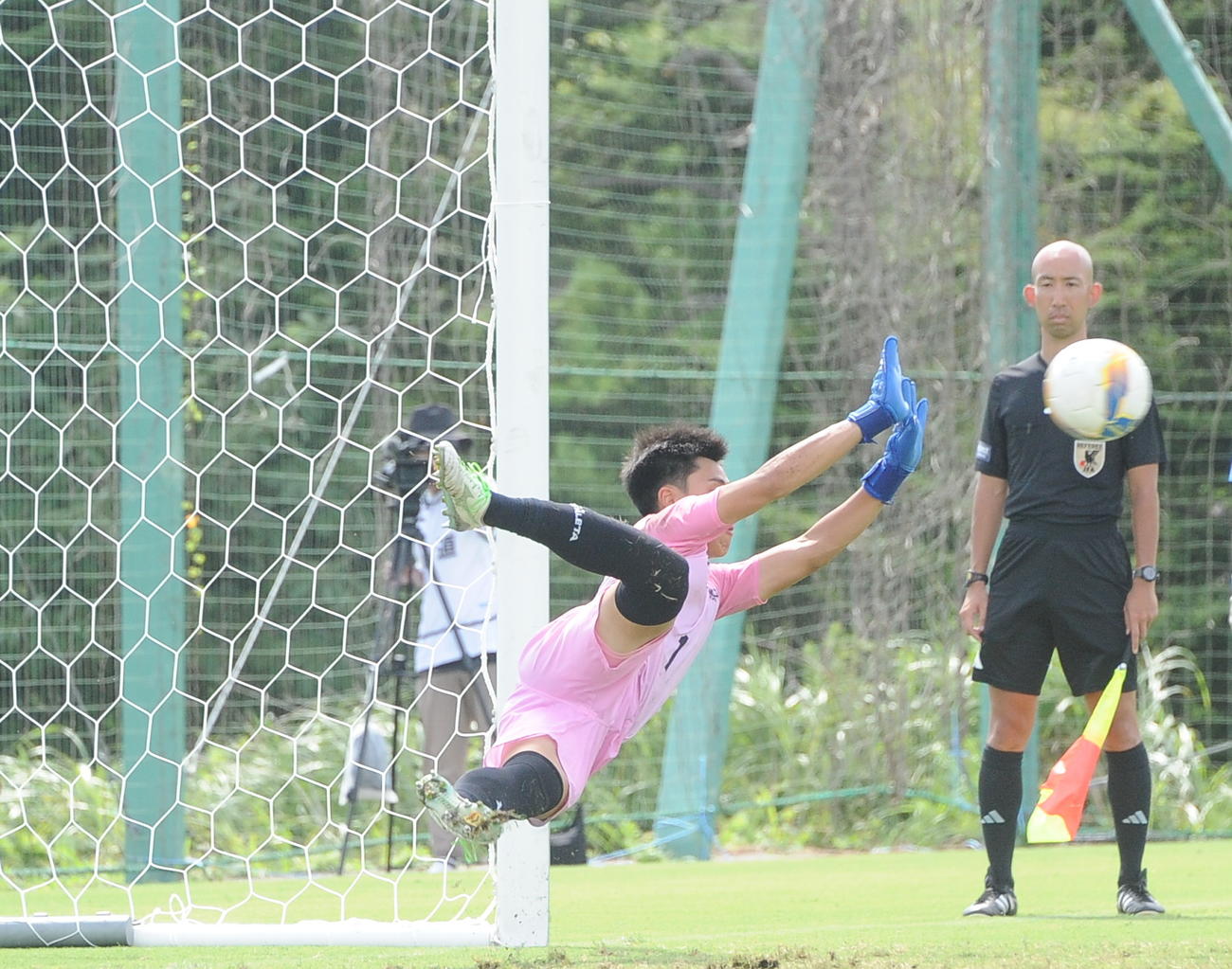 PK戦で青森山田の4人目のキックを止める帝京長岡・小林（撮影・小林忠）