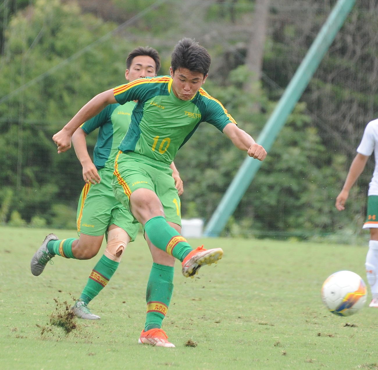 シュートを放つ帝京長岡・柳田（撮影・小林忠）