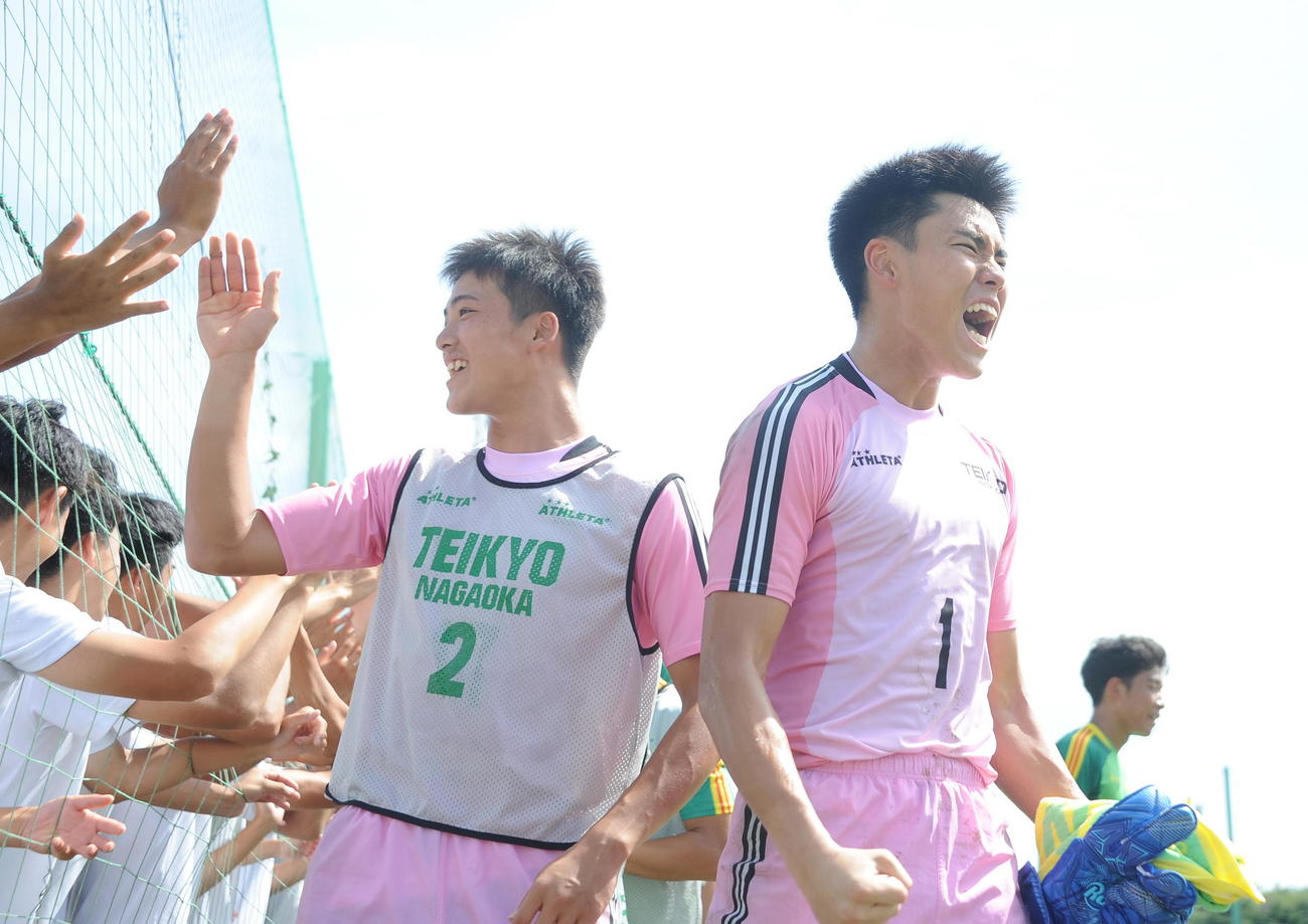 試合後、PK戦で活躍した帝京長岡GK小林が雄たけびを上げる（右）（撮影・小林忠）
