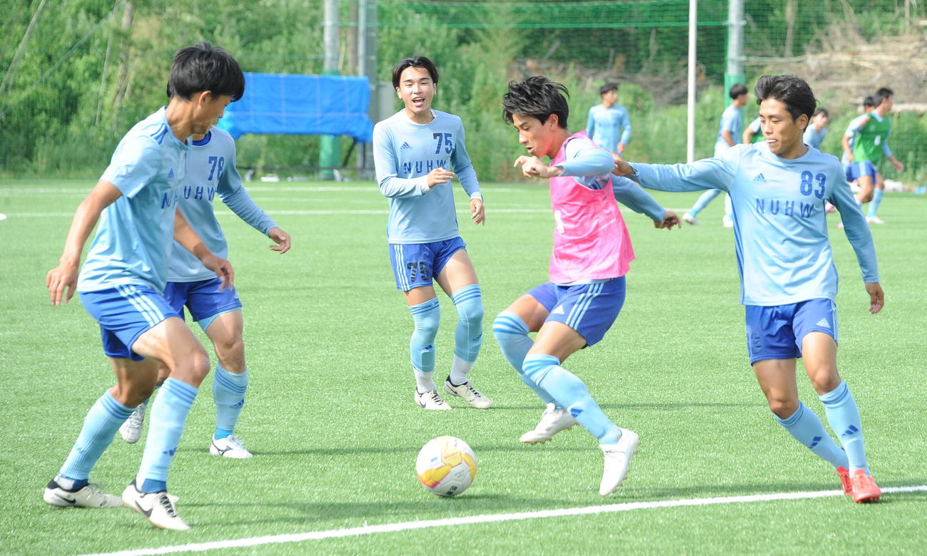 ボールキープする松本（右から2人目）（撮影・小林忠）