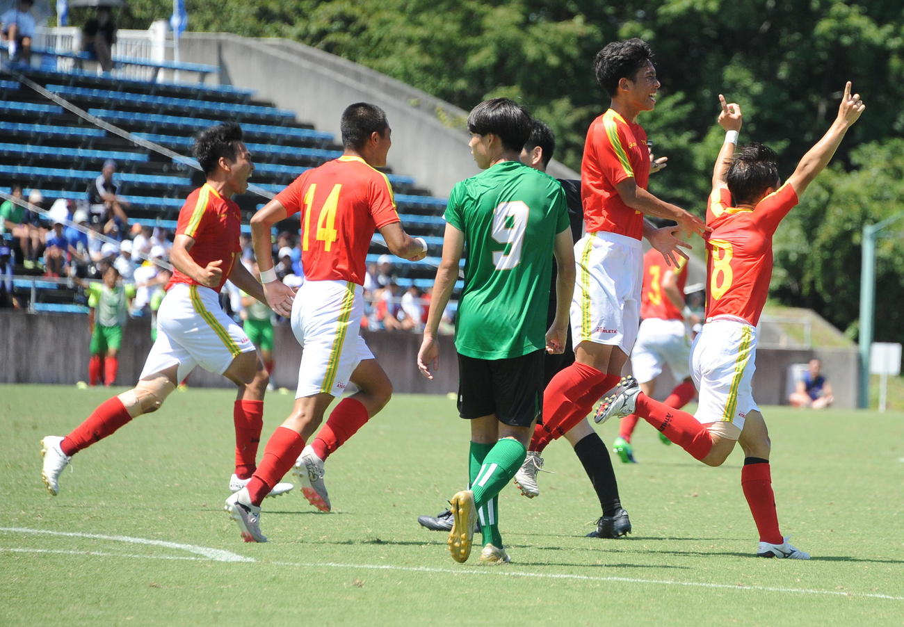 0－2の前半32分に1点を返し、喜ぶ帝京長岡・水沢（右）（撮影・小林忠）