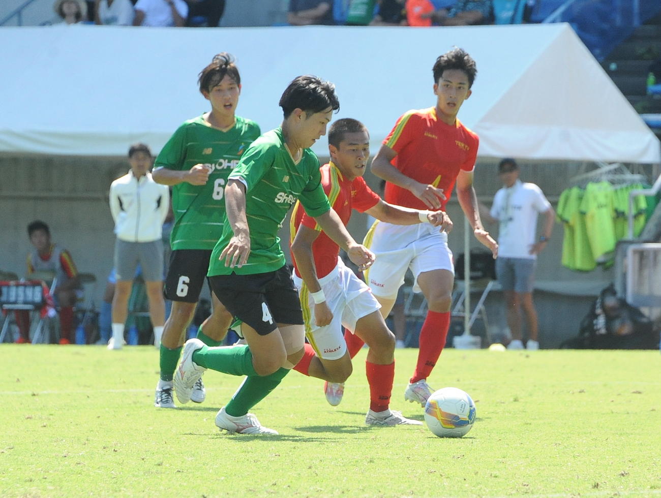 ゴール前に進入する帝京長岡・安野（中央）（撮影・小林忠）
