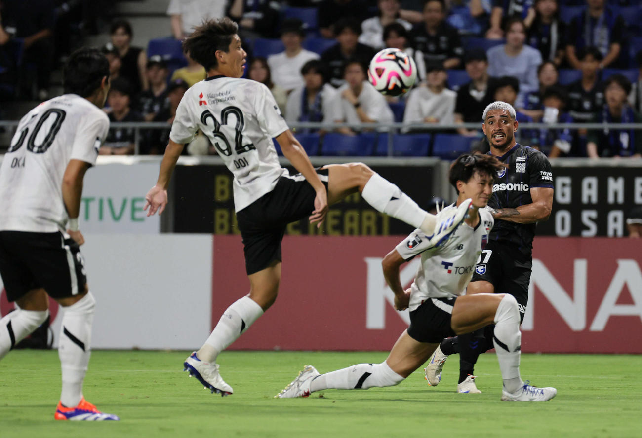 G大阪対FC東京　前半、シュートを放つG大阪ウェルトン（撮影・宮崎幸一）
