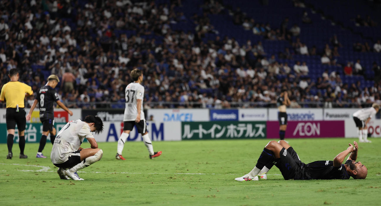 G大阪対FC東京　再三の決定機も実らず引き分けとなり落胆する両チーム（撮影・宮崎幸一）