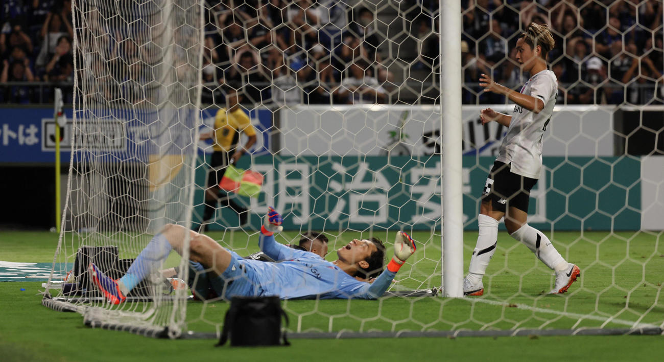 G大阪対FC東京　後半終了間際、G大阪ネタ・ラヴィ（左後方）のシュートがゴールマウスを外れて転がるFC東京GK野澤大志ブランドン。このまま試合終了となる（撮影・宮崎幸一）