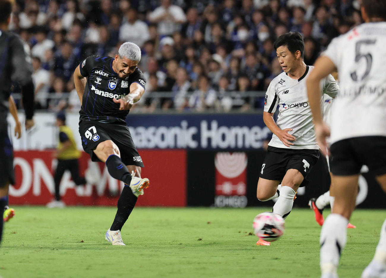 G大阪対FC東京　前半、シュートを放つG大阪ウェルトン（撮影・宮崎幸一）