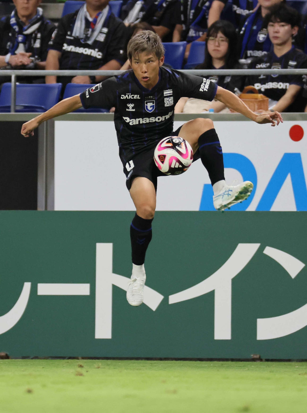 G大阪対FC東京　前半、左サイドに攻め込むG大阪黒川（撮影・宮崎幸一）