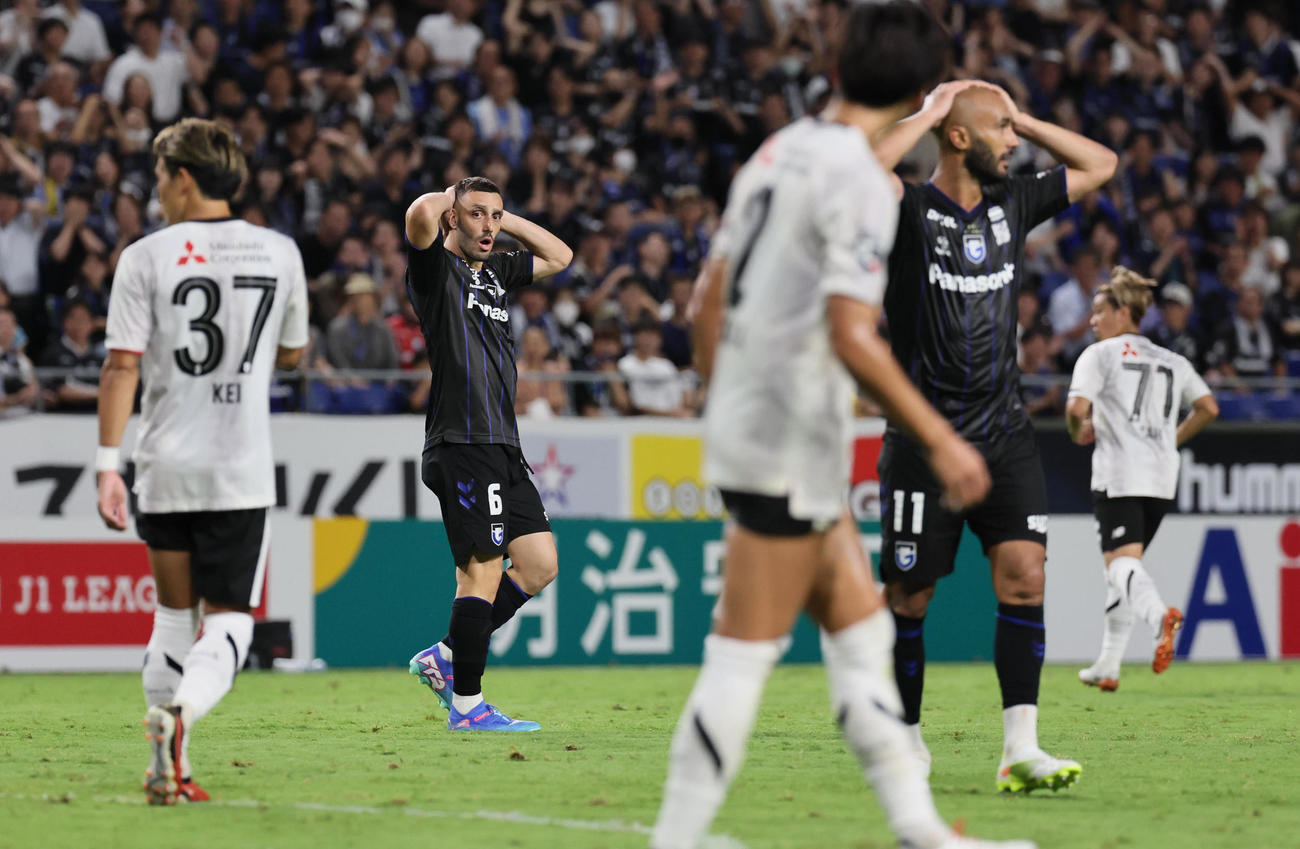 G大阪対FC東京　後半、シュートを外し頭を抱えるG大阪ネタ・ラヴィ（左）（撮影・宮崎幸一）
