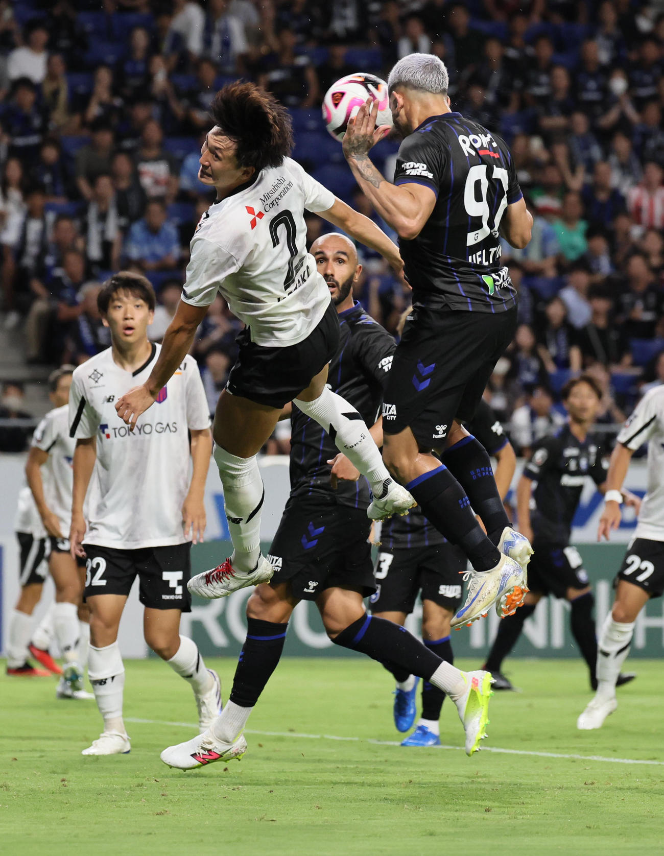 G大阪対FC東京　後半、シュートを放つG大阪ウェルトン（右）（撮影・宮崎幸一）