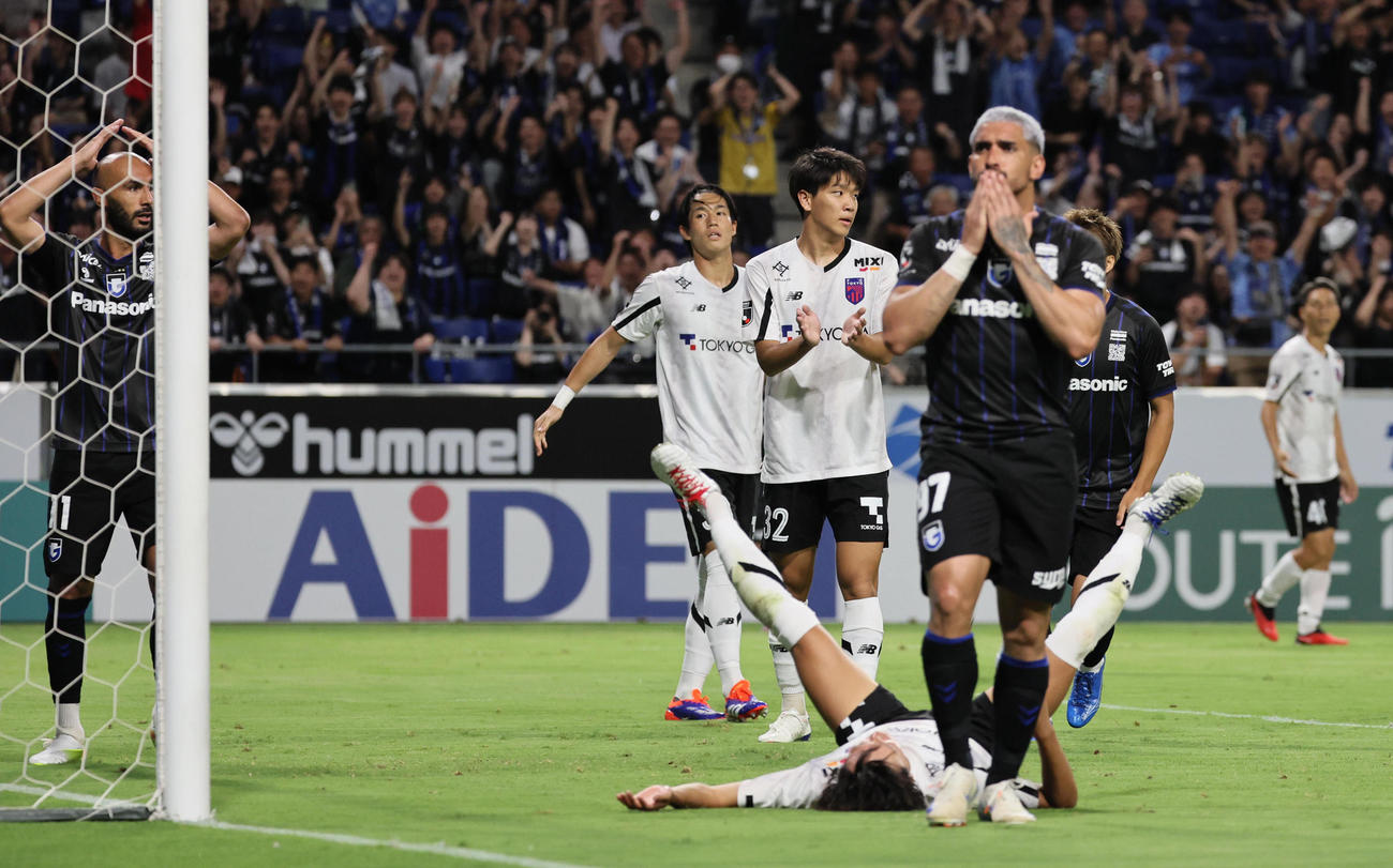 G大阪対FC東京　後半、シュートを外し口元を覆うG大阪ウェルトン（右）（撮影・宮崎幸一）