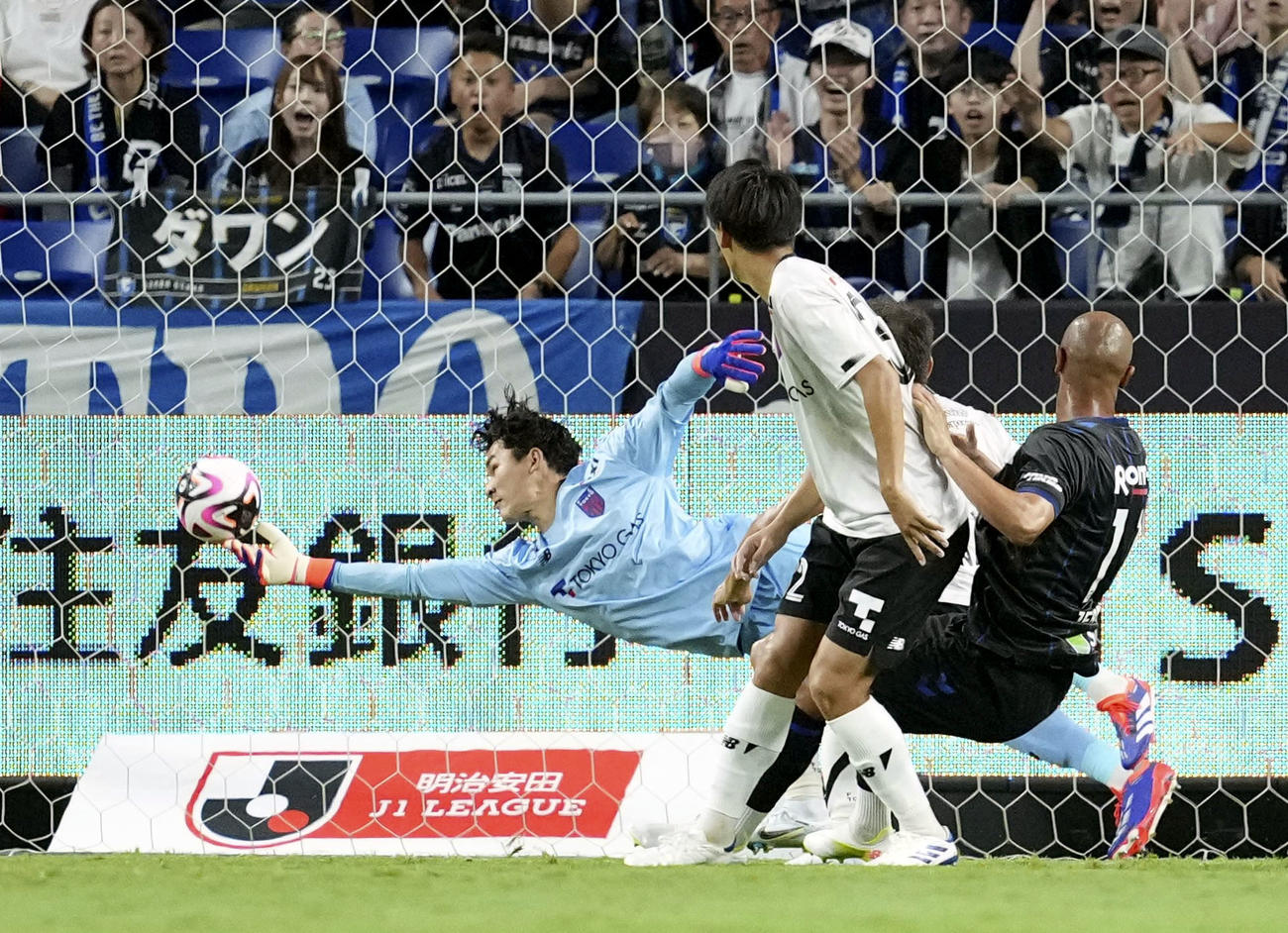G大阪－FC東京　前半、G大阪・ジェバリ（右）のシュートをセーブする東京GK野沢大（共同）
