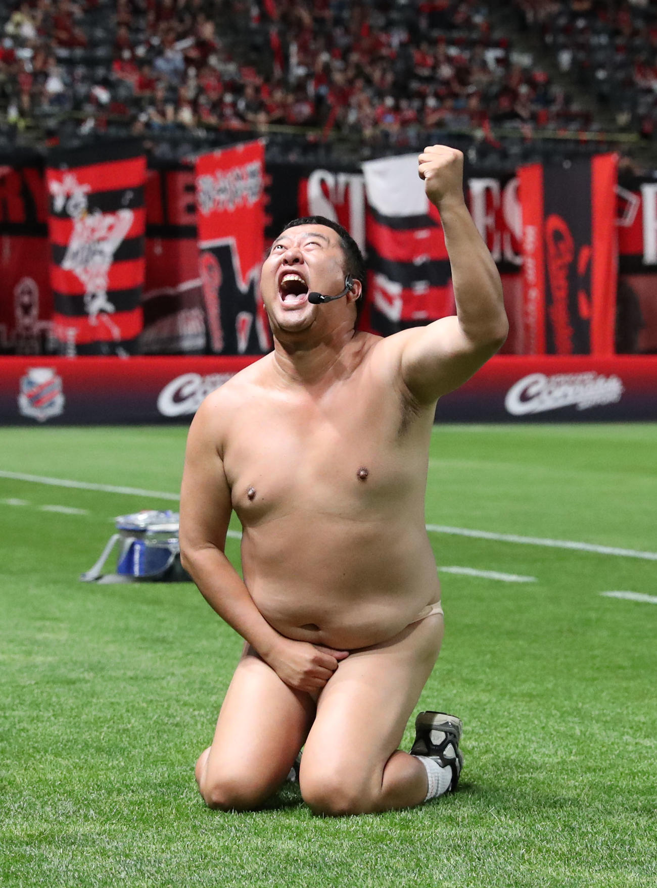 札幌対福岡　試合前、ゴールを決めた後の全裸ポーズをするとにかく明るい安村（撮影・佐藤翔太）