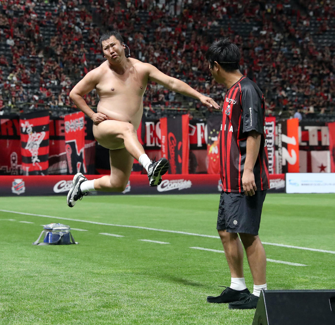 札幌対福岡　試合前、全裸ポーズでヘディングシュートをするとにかく明るい安村（撮影・佐藤翔太）