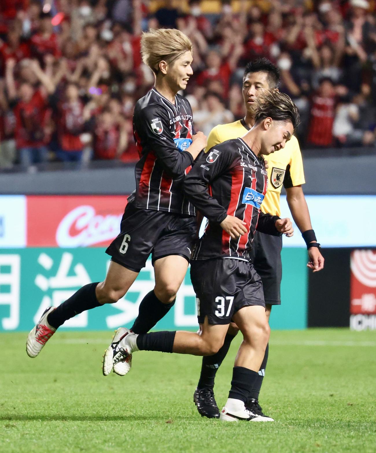 札幌対福岡　後半、同点ゴールを決める田中（右）（撮影・佐藤翔太）