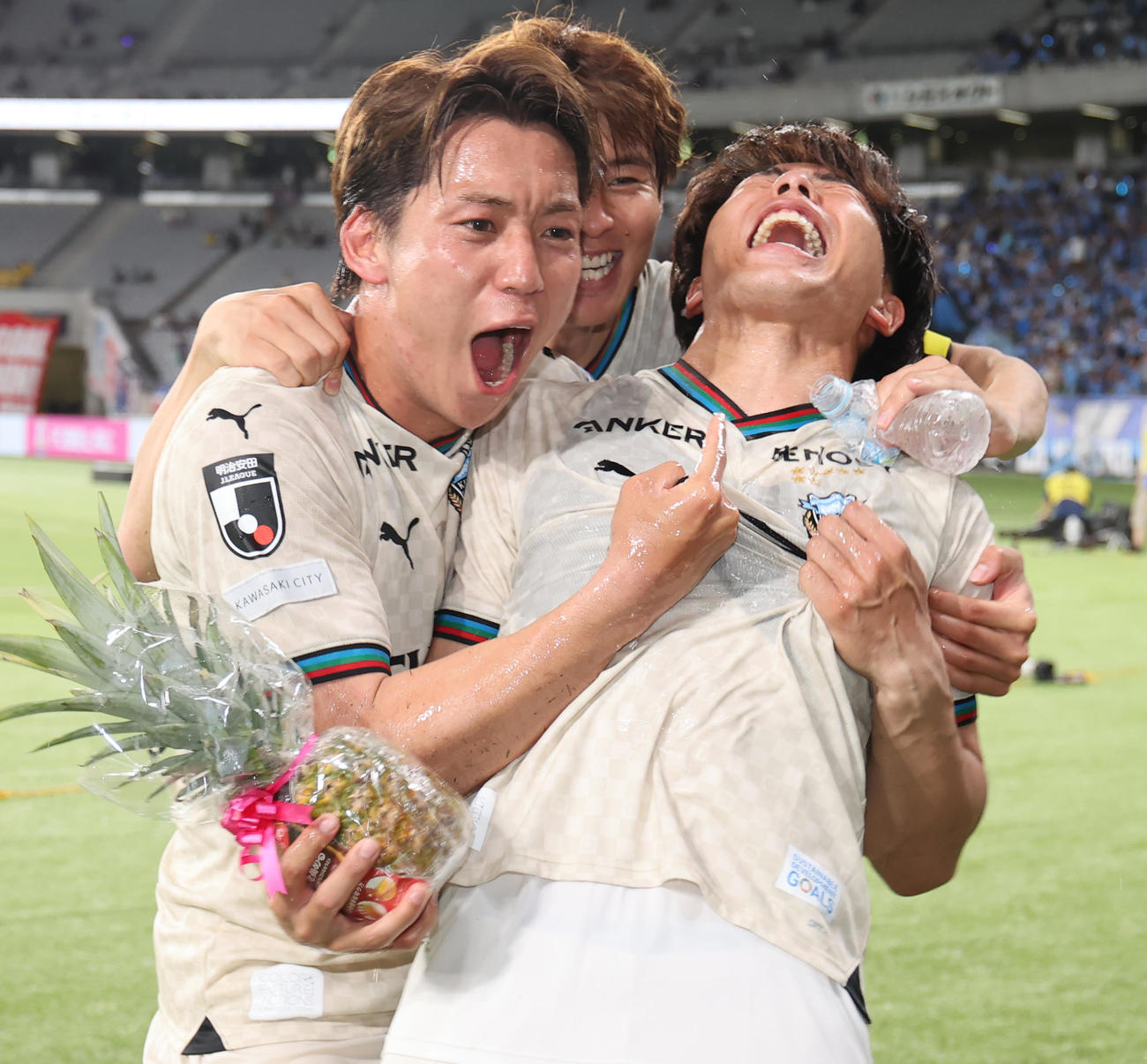 東京対川崎F　勝利を喜ぶ、左から川崎F三浦、脇坂、山田（撮影・野上伸悟）