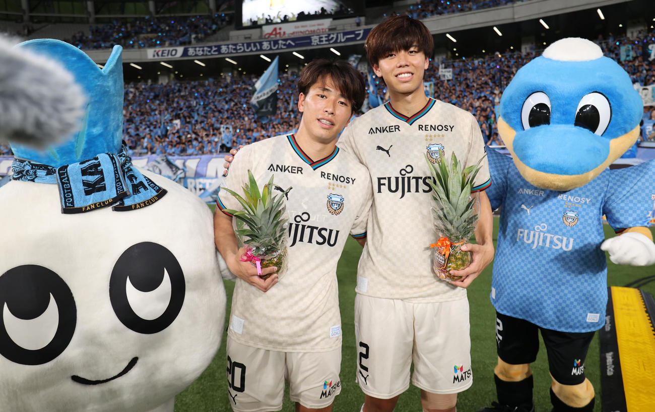 東京対川崎F　勝利を喜ぶ川崎F山田（左）と高井（撮影・野上伸悟）