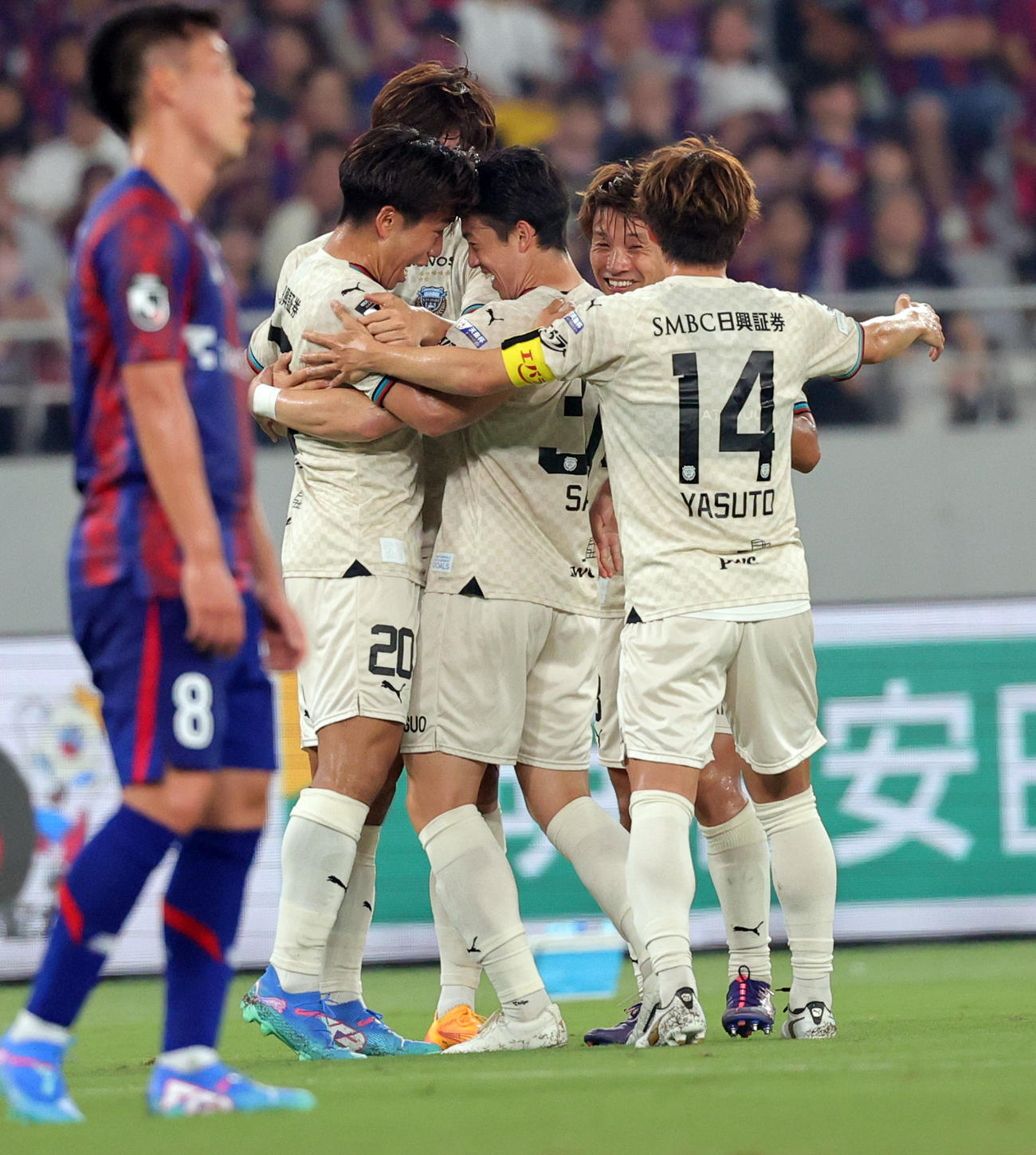 東京対川崎F　前半、2点目のゴールを決め喜ぶ川崎F山田（左端）（撮影・野上伸悟）