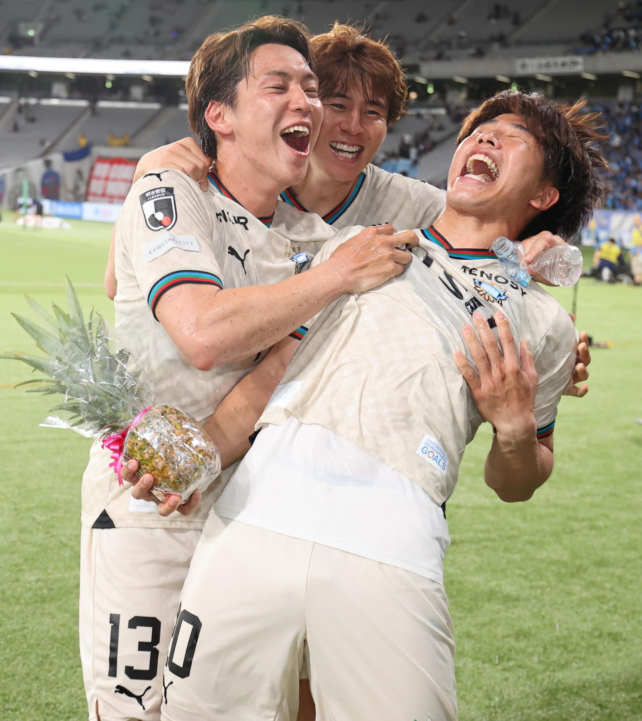 東京対川崎F　勝利を喜ぶ、左から川崎F三浦、脇坂、山田（撮影・野上伸悟）